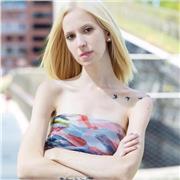 Ho il diploma al liceo di scienze umane e sono laureata in Graphic Design